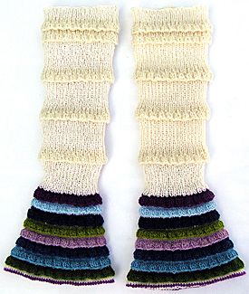 Vita långa resårstickade benvärmare med påstickade resårstickade ränder i vitt, blått, lila och grönt