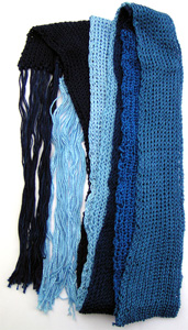 Resårstickad lång blå randig halsduk i bomull