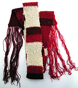 Resårstickad lång röd randig halsduk i bomull