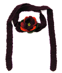 Smal rätstickad lång halsduk med stickad blomma