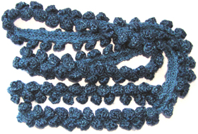 Blå Prick, 2-radig stickad halsduk design katrin bawah
