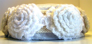 Rtstickat vitt pannband med psydda vita stickade blommor