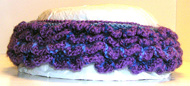 Rtstickat bltt pannband med lila volanger