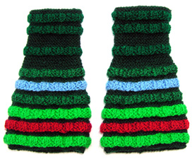Mörkt gröna rätstickade pulsvärmare med påstickade resårstickade ränder i grönt, blått och rött