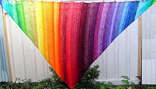 Slätstickad långrandig trekantsjal i alla regnbågens färger