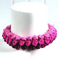 Tre rosa nyanser har halsbandet frn kollektion Prick