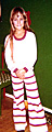 Bilden visar Mia i jumper och långbyxor Mia. Korta byxor och linne hör till serien.