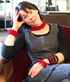 Bilden visar Lisa med halsband och armband
