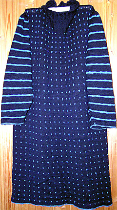 Mörkblå klänningströja med knallblå "löss", låg polokrage och smalrandiga ärmar