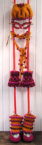 Gul rätstickad kombination med moucher i rosa, vinrött och röttt